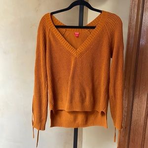 Guess sweater in rustic orange color. Size medium.